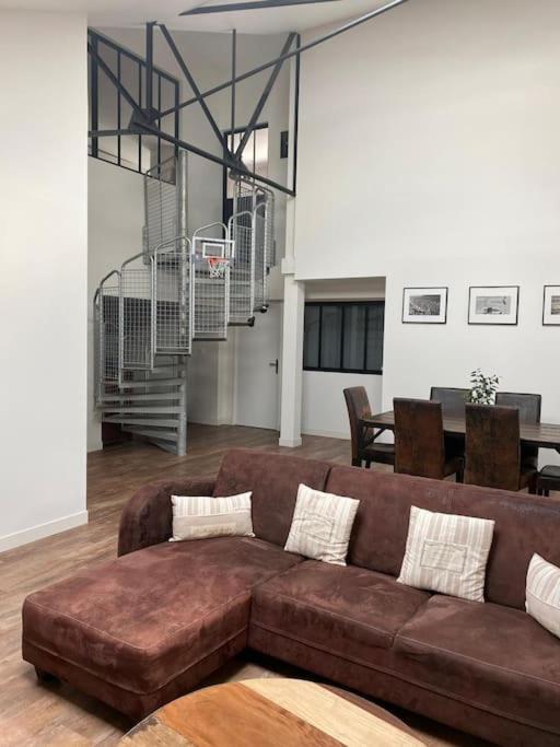Loft Proche Centre Ville Hotes Habitant A L Etage Laval  Esterno foto