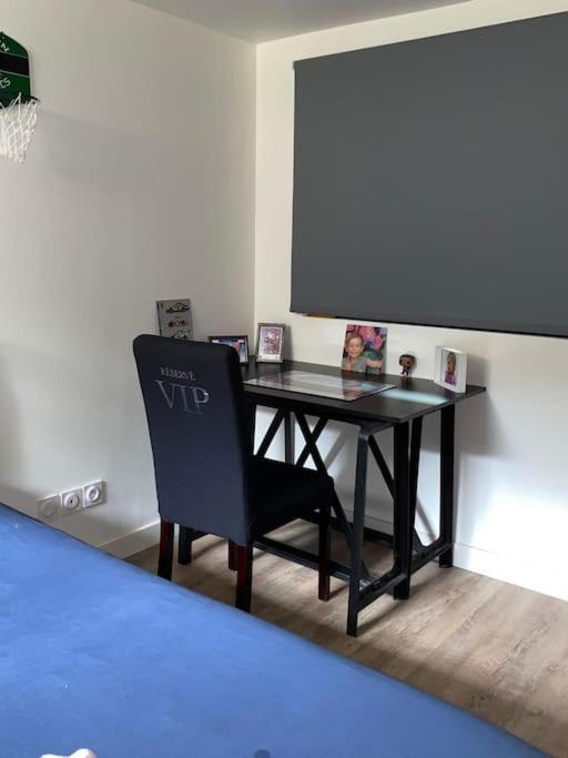 Loft Proche Centre Ville Hotes Habitant A L Etage Laval  Esterno foto