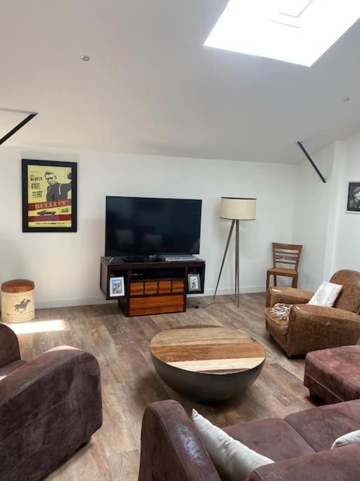 Loft Proche Centre Ville Hotes Habitant A L Etage Laval  Esterno foto